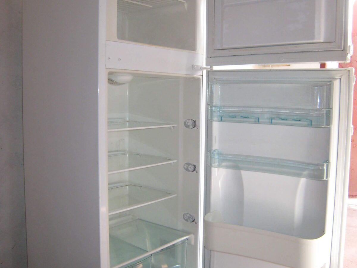 Лёд на дне морозильной камеры холодильника. Ремонт холодильника