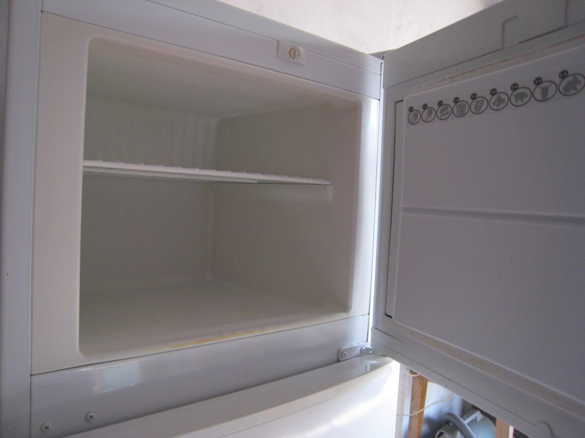 Дверь холодильника закрывается не плотно