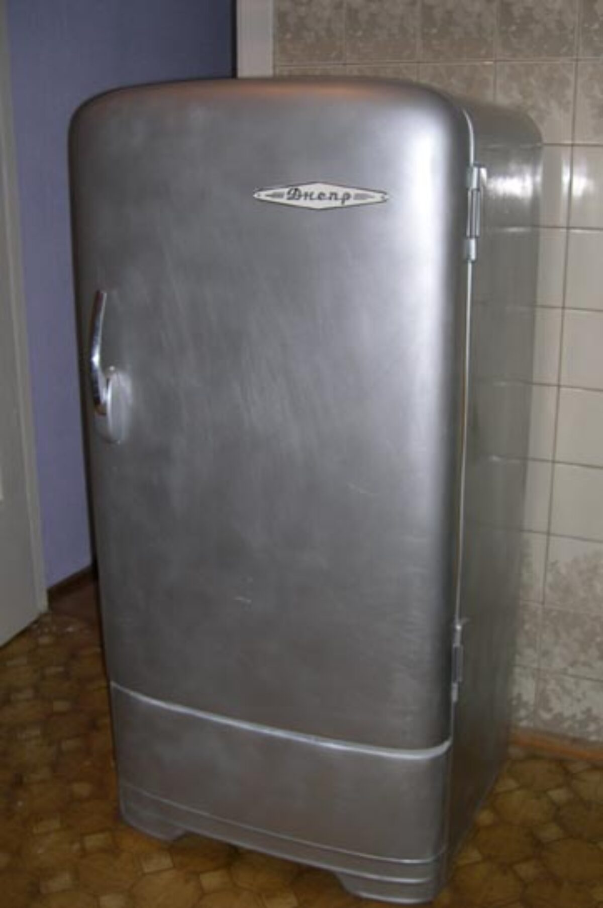 Как обновить и украсить старый холодильник (реставрация холодильника)