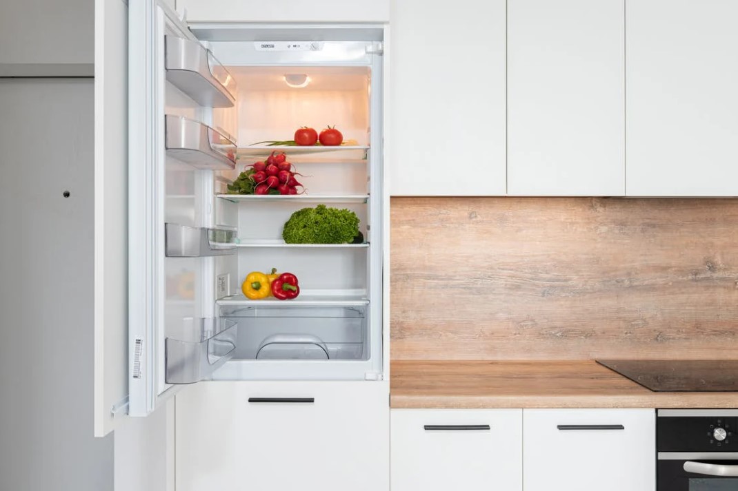 Холодильник на кухне белый